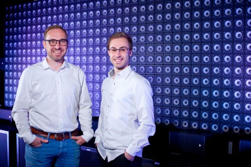 Die Akustikexperten Christoph Sladeczek (li.) und Bernhard Fiedler (re.) haben mit Vipra ein Auralisierungs-Tool entwickelt, dass den Klang virtueller Produkte realistisch erlebbar macht. (Fraunhofer IDMT)
