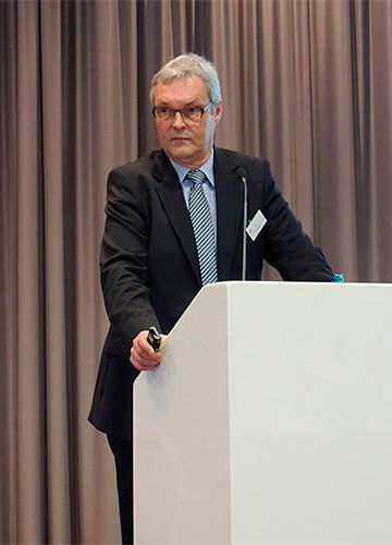 ZDK-Geschäftsführer Ulrich Dilchert verstand es, die Thematik Wettbewerbsrecht sehr praxisnah zu präsentieren. (Foto: Reich)