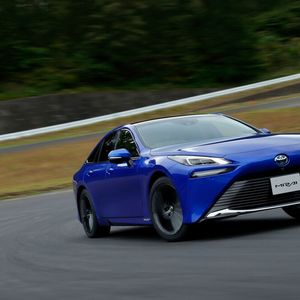 Mit 63.900 Euro abzüglich der knapp 10.000 Euro Umweltbonus fährt der Mirai kostenmäßig nun in der üblichen Business-Klassen-Liga.(Bild:  Toyota)