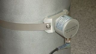 Sonocontrol 14-Sensoren erkennen die Kolbenposition in Hydraulikzylindern durch die Behälterwand hindurch – ohne direkten Kontakt zum Kolben. (Sonotec)