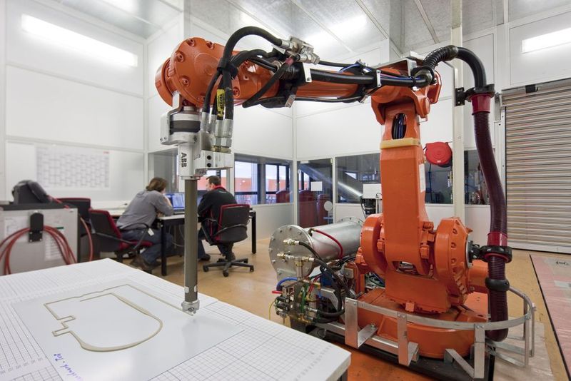 Im Friedberger Technikum können Kunden anhand ausführlicher Klebeversuche das Verfahren produktionsnah an ihren eigenen Originalprodukten kennen lernen. (Archiv: Vogel Business Media)
