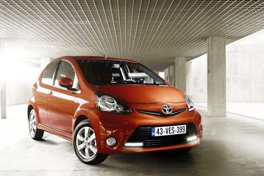 In den Startlöchern: Ab 25. Februar steht der überarbeitete Cityflitzer in den Schauräumen der deutschen Toyota-Händler. (Toyota)