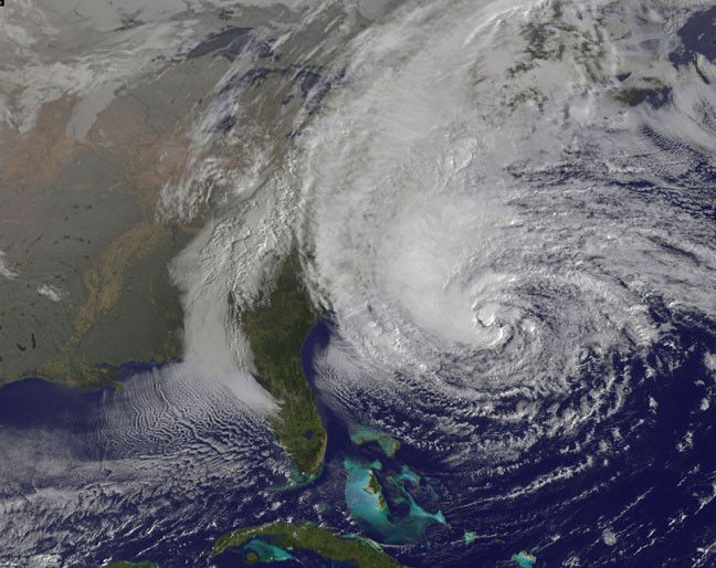 Satellitenbild von Sandy über der US-Ostküste. In der Mitte unten ist gut Florida zu erkennen und gibt einen Eindruck von der Größe des Hurrikans, der Ende Oktober 2012 die USA heimsuchte (NASA GOES Project)