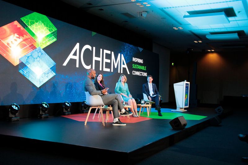 In der Diskussionsrunde, moderiert von (v.l.) Chris Brow, tauschen sich Julia Schlenz (Präsidentin Dow Deutschland, Österreich und Schweiz), Fritzi Köhler-Geib (Chefvolkswirtin der KfW Bankengruppe) und Marcus Miertz (Vorstandsmitglied bei Samson) über Herausforderungen der Branche und mögliche Lösungswege aus. (Bild: Ernhofer / PROCESS)