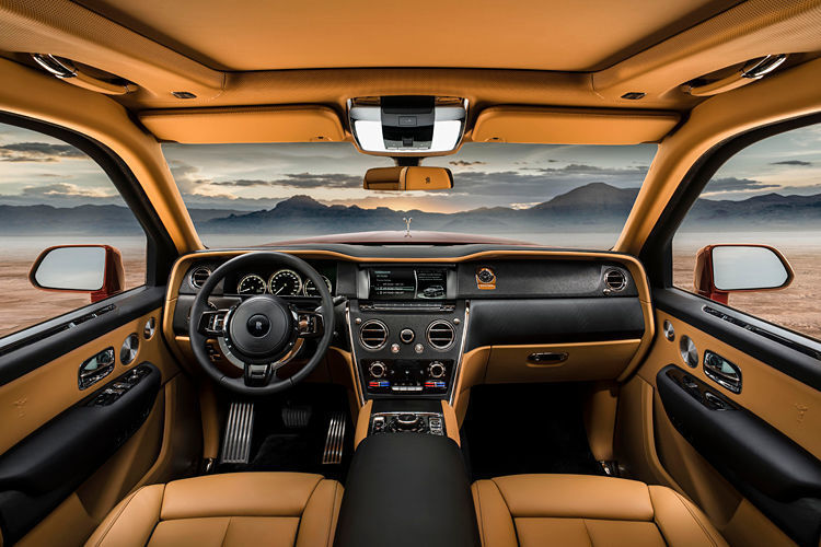 Der Innenraum präsentiert sich gewohnt luxuriös: Mächtige Sitze, feinstes Leder und imposante Hölzer prägen das Cockpit des Cullinan. (Rolls-Royce)