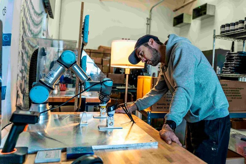 Grâce à son agilité et à un outil de découpe au fil chauffant, le cobot UR3 d'Universal Robots transforme un scan 3D en une paire de lunettes de natation THEMAGIC5 parfaitement ajustée en quelques minutes. (Source : THEMAGIC5)