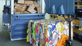 Durch spezielle Profile in Entnahmetür, Einfüllklappe und Pressplatte produziert die Ballenpresse V-Press 860 L von HSM Ballen mit einer Aussparung für den einfachen Transport ohne Palette. Bild: HSM (Archiv: Vogel Business Media)