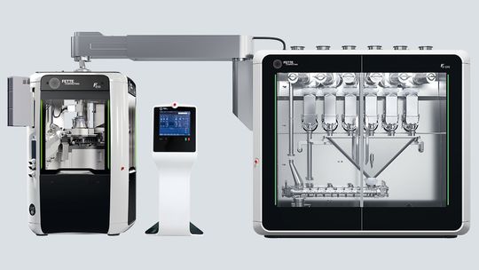 Eine kompakte kontinuierliche Direktverpressungsanlage mit der FE CPS (rechts), einer Rundläufertablettenpresse FE55 (links) und einem zentralem Bedienterminal für beide Systeme (Mitte)(Bild:  Fette Compacting)
