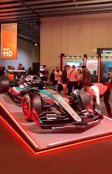 Als Use-Case war das Mercedes-Benz-Team mit passendem Auto vor Ort. Auch im Rennsport spielt das Thema Cybersecurity im Zeitalter von KI eine wichtige Rolle. (Bild: Vogel IT-Medien )