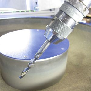 Bild 1: Zur Finishbearbeitung werden Hartmetallbohrer in ein Bohrfutter gespannt. Es können bis zu fünf Bohrer pro Charge von den Spannvorrichtungen aufgenommen werden. 