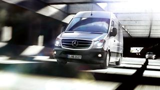 Der neue Mercedes Sprinter mit „Crosswind Assist“ erkennt Seitenwind – etwa auf Brücken oder beim Überholen eines Lkw – und bremst einzelne Räder so ab, dass das Fahrzeug in der Spur bleibt. (Foto: Daimler)