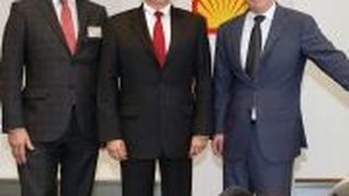 Hamburgs OB Olaf Scholz (re.) beglückwünscht Prof. Dr. Matthias Bichsel (mi.) und Dr. Peter Blauwhoff von Shell zur Labor-Erweiterung. (Foto: Eric Shambroom)