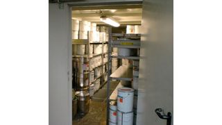 Im Containerinneren sorgt eine Vielzahl von Kleinteilregalen für die sichere, übersichtliche Lagerung der Farbenbehälter. Bild: Protectoplus (Archiv: Vogel Business Media)