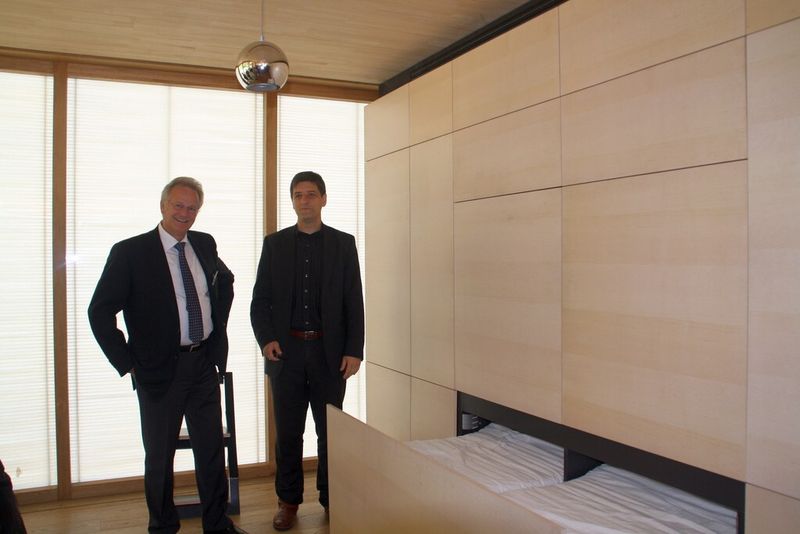 Weil in der Regel nicht gleichzeitig geschlafen und gearbeitet wird, befindet sich das ausfahrbare Bett unter dem Schreibtisch, was auch Siegbert Lapp sichtlich gefallen hat. (Bild: Zwettler, konstruktionspraxis)