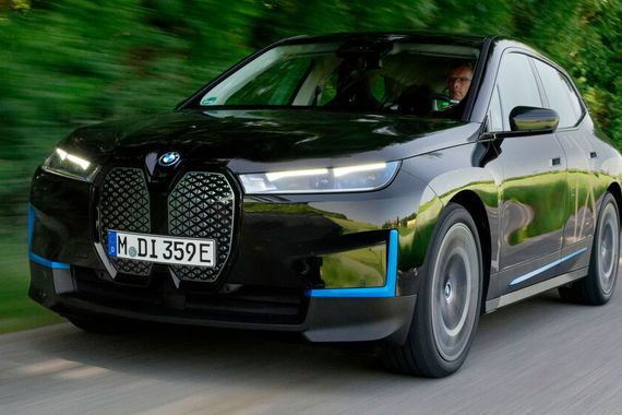 Mit dem iX legt BMW sein modernstes E-Auto auf.