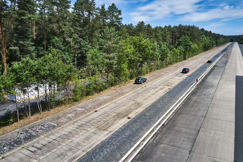 Auf dem Testgelände gibt es Straßen aus unterschiedlichen Materialien und Oberflächen. (Bild: Segula)