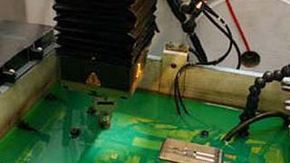 Das IMM hat im Jahr 2007 ein EDM-Kompetenzzentrum gegründet, das gängige Verfahren (im Bild Senkerodieren) unter die Lupe nimmt. (Archiv: Vogel Business Media)