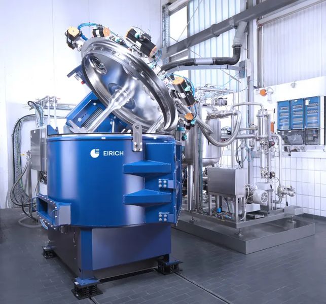 Der Eirich Mix-Solver ist eine hocheffiziente Misch- und Dispergiermaschine zur Herstellung von Elektrodenmischungen für die Batterieproduktion. Sein einzigartiges Prinzip mit rotierendem Mischbehälter und exzentrisch angeordnetem Mischwerkzeug mit variabler Geschwindigkeit ermöglicht eine schnelle und homogene Aufbereitung. Trotz kompakter Bauweise reduzieren sich Prozesszeiten und Energieverbrauch um 80 Prozent. Die neueste Version mit EvacMix‑Vakuumtechnologie und Produkttemperierung erzeugt perfekte Elektrodenmischungen für besonders hochwertige Batterien. Er ist auch für anspruchsvolle Anwendungen in Chemie, Keramik und Baustoffen geeignet. (Bild: Maschinenfabrik Gustav Eirich )