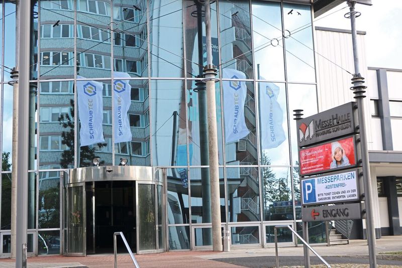 Moin Hamburg! Besucher aus unterschiedlichen Branchen trafen sich in Schnelsen auf der SchraubTec Nord. (Bild: Sandra Götz/VCG)