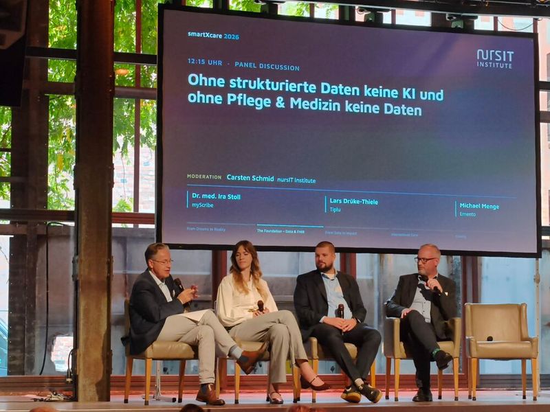 ... diskutieren neben dem Moderator (v. l. ) Dr. med. Ira Stoll (myScribe GmbH), Lars Drüke-Thiele (Tiplu GmbH) und Michael Menge (Emento GmbH) über das Thema „Ohne strukturierte Daten keine KI und ohne Pflege & Medizin keine Daten“. (Bild: © Serina Sonsalla)