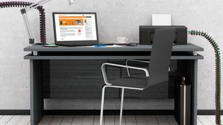 An modernen Büroarbeitsplätzen wird inzwischen eine Vielzahl an Leitungen geführt. Damit es dabei nicht zum Kabelsalat kommt, hat Igus die Furniture-chain entwickelt.  (ras-slava - Fotolia/Igus)