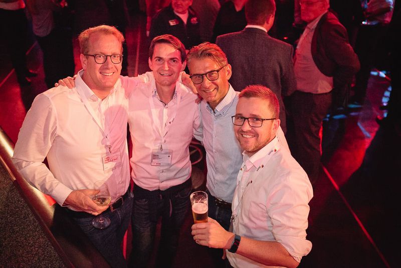 Auf ein Bier (v. l.): Sven Wulf (Schneider & Wulf EDV-Beratung GmbH & Co KG), Martin Hörhammer (Medialine Euro Trade AG ), Christian Schneider (Schneider & Wulf EDV-Beratung GmbH & Co KG ) und Peter Bruchmüller (GOESYS AG) (Astrid Piethan)