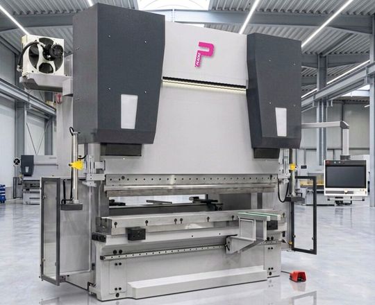 Die Placke Heavy Duty GmbH entwickelt, konstruiert und baut Sondermaschinen im XXL-Segment: Biegepressen bis 3.000 Tonnen Presskraft und 18 Meter Biegelänge, auf Anfrage auch darüber hinaus, sowie Retrofit-Lösungen für bestehende Großmaschinen.(Bild:  Placke Heavy Duty GmbH)