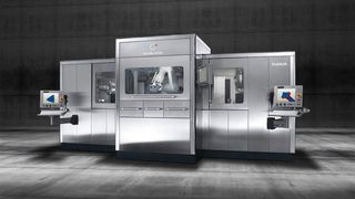 Bild 1: Bearbeitungszentrum aus einem Automatisierungsmodul (Mitte) und zwei Schleifmodulen zur Werkzeugbearbeitung. Die Edelstahlverkleidung vermittelt Hochwertigkeit, ohne großen Einblick in die Maschinentechnik zu geben. (Archiv: Vogel Business Media)