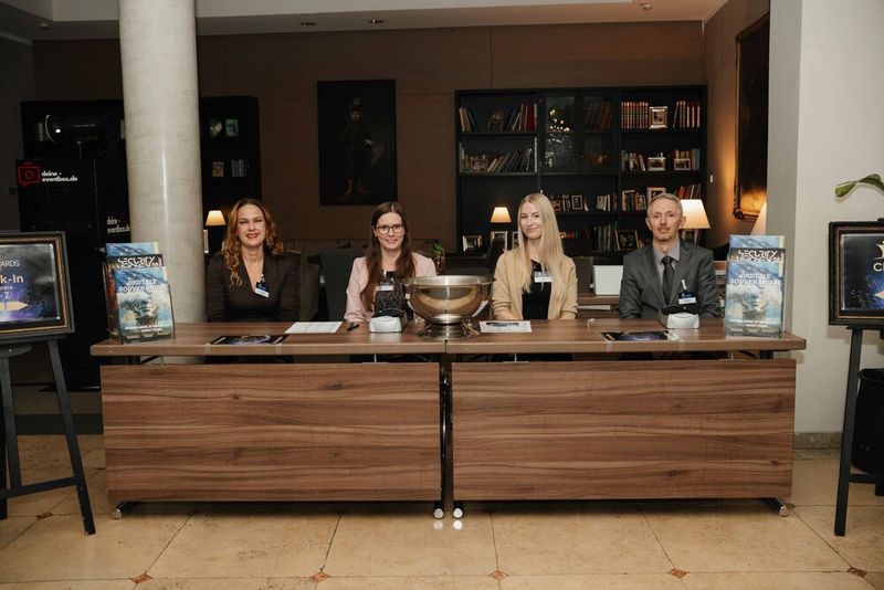 Das Empfangskommittee ist bereit (v. l.): Hannah Lamotte, Sarah Stellinger, Paulina Schwab und Andreas Martin (alle Vogel IT-Medien). (Bild: Manuel Emme Fotografie)
