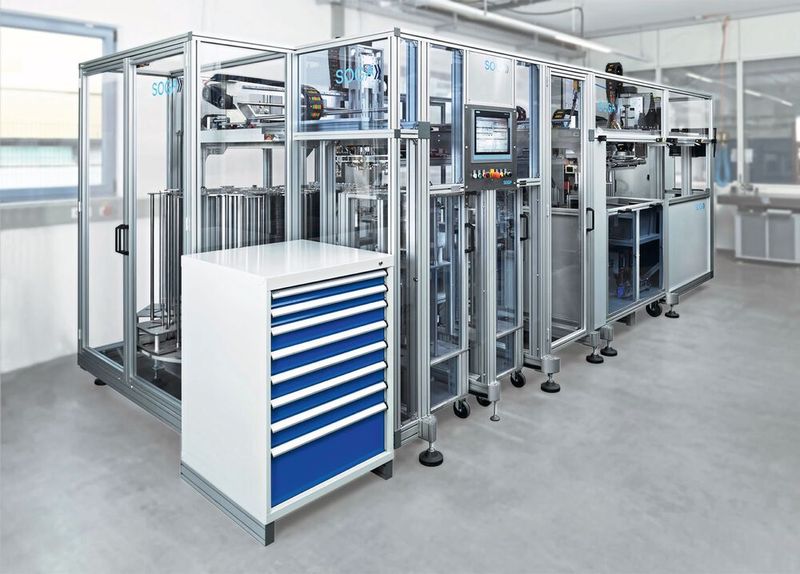 Soga Gallenbach entwickelte eine Sondermaschine, die Muffen in 25 unterschiedlichen Größen automatisch montiert, verschraubt und beschriftet. Die Maschine kann 150 Teile am Stück autonom fertigen – und das mit einer reproduzierbar hohen Genauigkeit. (Bild: STÖBER Antriebstechnik GmbH + Co. KG)