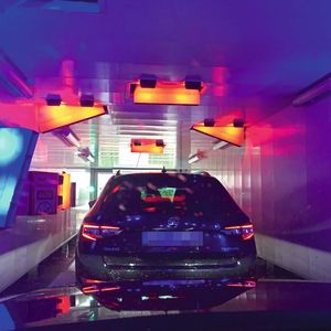 In der Trocknerkabine der Waschanlage Mr. Wash sorgen Frequenzumrichter von Mitsubishi mit je 15 kW Leistung für die Ansteuerung der großen Radialgebläse, die die Fahrzeuge mit kalter und heißer Luft trocknen.   (Mitsubishi Electric)