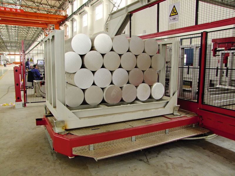 Zur Herstellung sogenannter Aluminium-Billets als Ausgangsmaterial für das Profilstrangpressen nutzt das chinesische Unternehmen Shandong Yuhang eine Bandsägemaschine von Behringer. (Bild: Behringer)