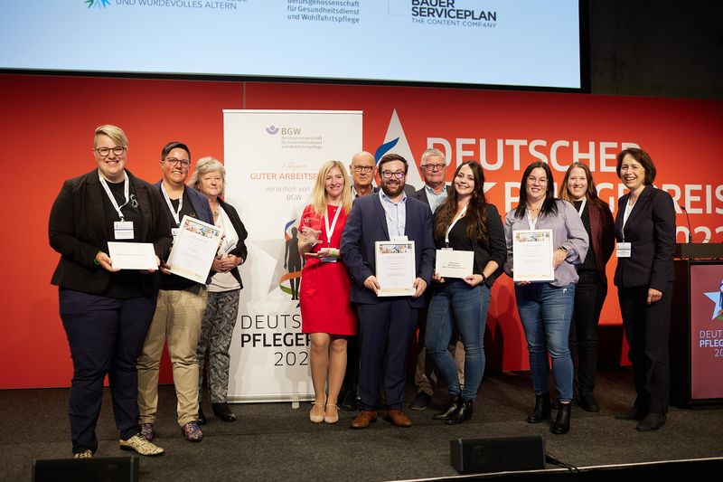 Träger des Pflegepreises 2022 ( Jan Pauls / Deutscher Pflegetag)