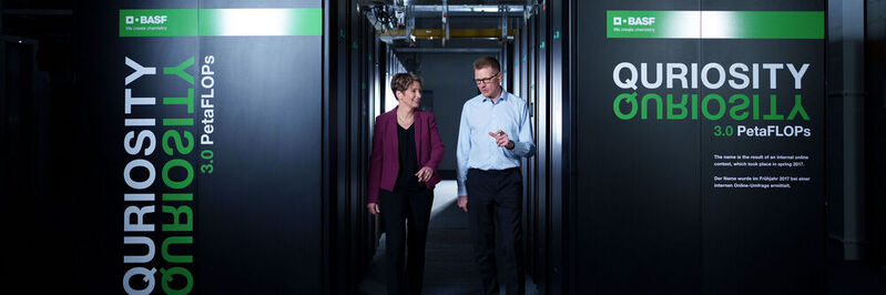 Dr. Melanie Maas-Brunner, Mitglied des Vorstands und Chief Technology Officer der BASF (links), und Dr. Stephan Schenk, Product Manager High Performance Computing bei BASF, beim neuen Supercomputer der BASF. 