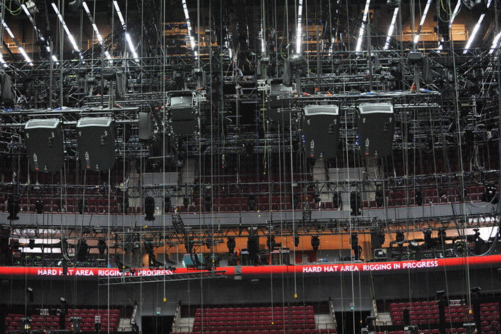 Unter der Decke der Malmö-Arena hängt Equipment mit einem Gesamtgewicht von rund 400 Tonnen (Clay Paky)