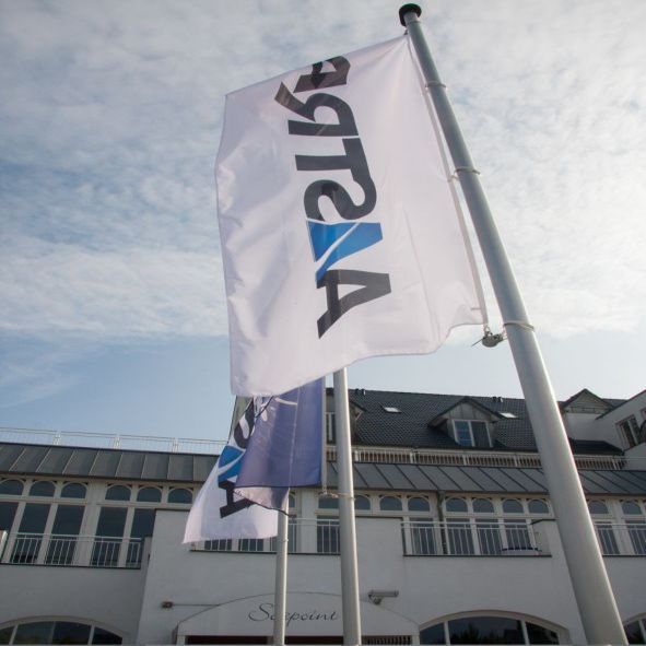 Zum zweiten Mal veranstaltete Aastra Deutschland für die umsatzstärksten Partner ein VIP-Partnerevent. Vom 5. bis 6. Juli erlebten sie im Ressort Schwielowsee in Brandenburg eine Mischung aus Konferenz und Freizeit. Mehr als 45 Partner folgten der Einladung, viele von Ihnen mit Begleitung. (Aastra Deutschland GmbH)