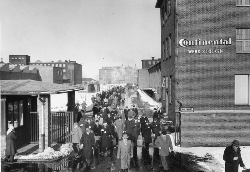 Schichtwechsel im Werk Hannover-Stöcken 1965. (Bild: Continental AG)