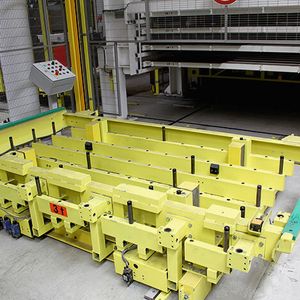 Querstation-Fahrwagen mit integrierter hydraulischer Hubeinrichtung zur Übernahme der Bleche ab Stapler oder Kran.
