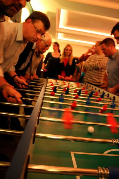 Impressionen der Abendveranstaltung bei den Förderprozess Foren 2016 in Würzburg. Das 4er-Kicker Turnier sorgte für Spaß und Spannung. (Ernhofer/PROCESS)