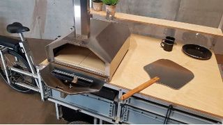 Ein Lastenfahrrad-Hersteller kam im Zuge des Projekts auf eine neue Produktidee: ein multifunktionales Lastenrad, bei dem verschiedene Aufbauten verschiedene Funktionen ermöglichen. Es kann z.B. zu einer mobilen Küche umgebaut werden. (TU Berlin/ Opennext)