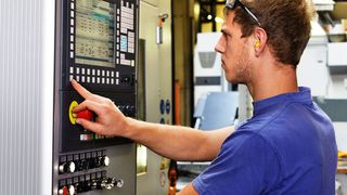 Die Elektronikindustrie zählt zu einer der umsatzstärksten Branchen in Deutschland. Doch wie so viele Branchen im technischen Bereich spürt auch die Elektronikindustrie Auswirkungen des Fachkräftemangels. Nach Angaben des Zentralverbandes Elektrotechnik- und Elektroindustrie (ZVEI) bietet diese Entwicklung gut ausgebildeten Fachkräften attraktive Einstellungs- und Karriereperspektiven.  (© Ingo Bartussek - Fotolia)