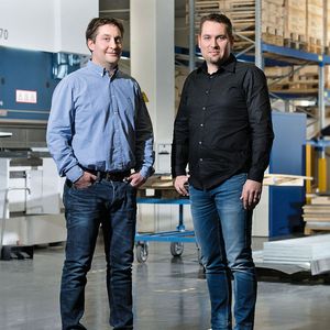 Die Emde-Geschäftsführer Dominik Weibel und Marco Wüst in ihrer Produktionshalle: „Die Faktoren, die in letzter Zeit für produzierende Unternehmen essenziell geworden sind, waren von Anfang an in unserem Konzept enthalten.“
