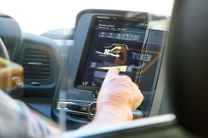 Der Fahrer ist durch eine Scheibe von den Passagieren getrennt. (Bild: LEVC)