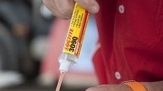 Mit dem Loctite 3090 lassen sich schnell Spalte füllen. (Archiv: Vogel Business Media)