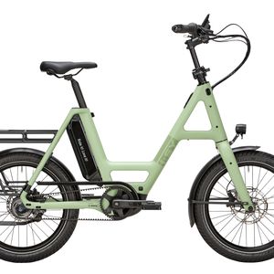 Das Kompakt-E-Bike „Skyfly E5 ZR F PX“ von I:sy  kombiniert ein geringes Gesamtgewicht mit einem drehmomentstarken Mittelmotor. Als Kraftquelle dient der Bosch-Performance-Line-PX-Motor mit einem Drehmoment von 90 Newtonmetern, der seine Energie aus einem Bosch-Power-Pack-Akku mit 545 Wattstunden bezieht. Gesteuert wird das System über das Bosch-Kiox-500-Display mitsamt einer Mini-Remote am Lenker. Der Rahmen und die Gabel bestehen komplett aus Carbon, wodurch das Gesamtgewicht bei rund 19,6 Kilogramm liegt. Ein über dem Tretlager platziertes Verstärkungsrohr dient zeitgleich als Tragegriff, um das Heben des Rades beim Transport im Auto, Zug oder Treppenhaus zu erleichtern. Für den Gangwechsel zeichnet sich eine Shimano-Fünf-Gang-Nabenschaltung mit Freilauf verantwortlich, die mit einem Zahnriemen von Gates kombiniert wird. Optional ist auch eine Variante mit Rücktritt erhältlich. Breite Ballonreifen sorgen auf den 20-Zoll-Laufrädern für spürbaren Fahrkomfort und gleichen Unebenheiten aus, während hydraulische Scheibenbremsen für die nötige Bremsleistung sorgen. Das Rad wird in einer Universal-Rahmengröße angeboten und lässt sich über Schnellspanner flexibel an die Körpergrößen verschiedener Fahrer anpassen. Faltpedale und der eindrehbare Lenker reduzieren die Stellbreite auf 30 Zentimeter, was das Abstellen auf engem Raum begünstigt. Das zulässige Gesamtgewicht beträgt 150 Kilogramm. Das Modell gibt es ab dem kommenden Modelljahr in den Farben „Dotty Grey“, „Stardust Carbon“, „UD Carbon“ und „Light Blue“ erhältlich und kostet ab 5.799 Euro. (Bild:  www.isy.de | pd-f)