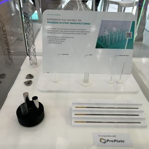 ... Am Stand des Unternehmens konnten sich die Besucher verschiedene Ausstellungsstücke ansehen, darunter Stenst aus Nitinol ...(Bild:  Engelke – VCG)