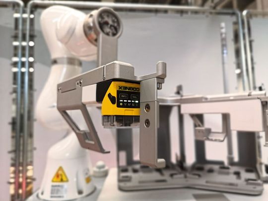 Erst die Umfelderkennung schafft die Voraussetzung dafür, dass die Plattform als Cobot ohne Schutzzaun eingesetzt werden kann. Eine integrierte Bildverarbeitung führt den Greifvorgang. Erst die Umfelderkennung schafft die Voraussetzung dafür, dass die Plattform als Cobot ohne Schutzzaun eingesetzt werden kann. Eine integrierte Bildverarbeitung führt den Greifvorgang.
