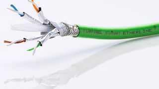 Bei der neuen Etherline hat Lapp jetzt eine Lösung für die Abschirmung der einzelnen Aderpärchen sowie für die Gesamtschirmung gefunden, welche reißfest genug ist, um auch der Sonderbelastung bei dauerbewegtem Einsatz standzuhalten. (Bild: Lapp)