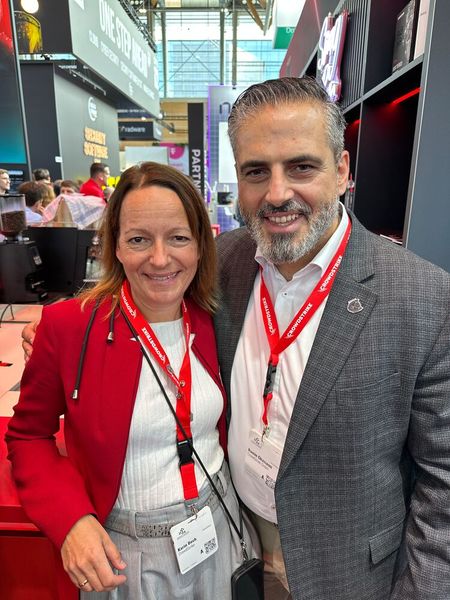 Karin Beck und Ramin Ghassemi (Crowdstrike) holten mit ihrem KI Fotografen den Superhero aus einem heraus. (Bild: Vogel IT-Medien GmbH)