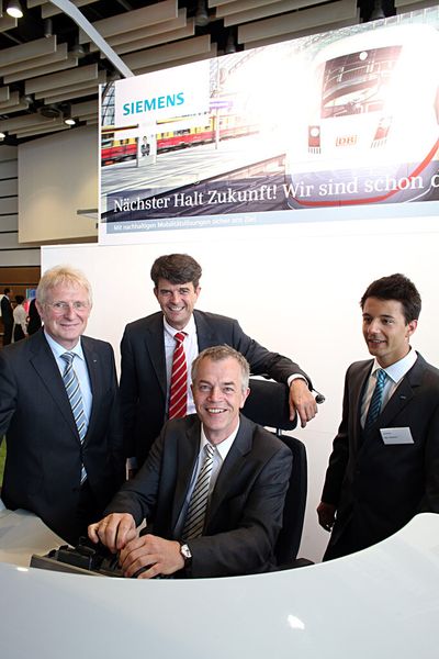 NRW-Umweltminister Johannes Remmel am Steuerstand des neuen ICx, umrahmt von Siemens NRW-Chef Herbert K. Meyer, Siemens-Deutschlandchef Rudolf Martin Siegers und Marc Tillmanns aus dem Siemens-Werk Krefeld, wo Aszubildende den Simulatorstand gebaut haben. (Bild: Siemens)